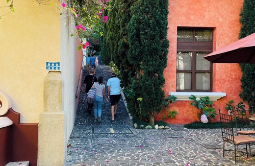 Antigua Guatemala Villa | Fabulous Villa Antigua Guatemala 1 km park heated swimming pool shuttle parking