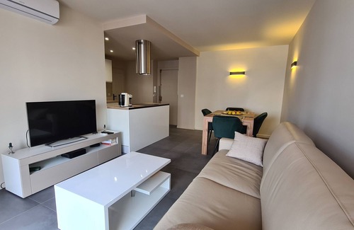 Les Baumettes Apartment | Facing sea and beaches, luxury apartment with large terrace.