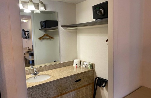 London Hotel | FairBridge Inn Express London