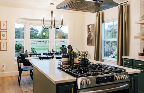 Caldwell House | Fairview House Historic 5BR Sleeps 10 Golf Views + Hot Tub
