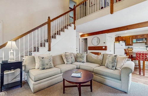 West Hartford Condo | Fairway Village condo on golf course w/private patio, fireplace & amenities