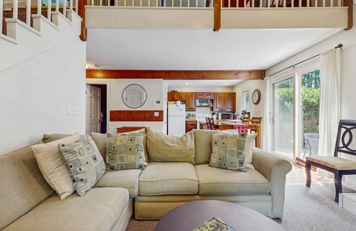 West Hartford Condo | Fairway Village condo on golf course w/private patio, fireplace & amenities