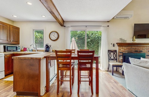 West Hartford Condo | Fairway Village condo on golf course w/private patio, fireplace & amenities