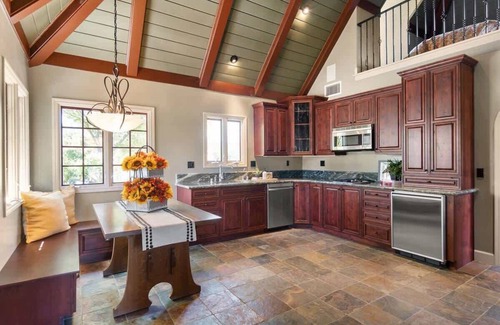 Davis House | Fairytale retreat at UC Davis, pool, lake, kitchen