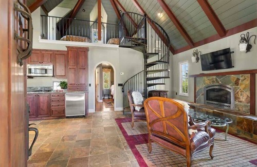Davis House | Fairytale retreat at UC Davis, pool, lake, kitchen