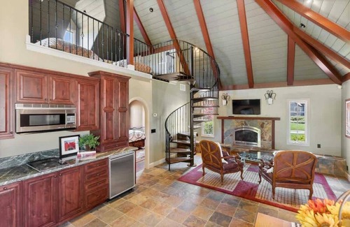Davis House | Fairytale retreat at UC Davis, pool, lake, kitchen