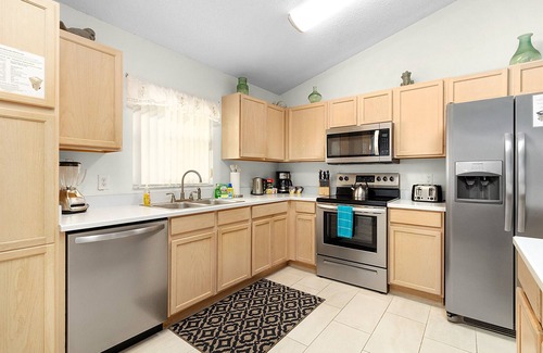 West Kissimmee Villa | Fairytale Villa - 2 Masters, Privacy Fence!