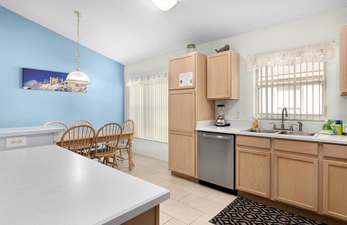 West Kissimmee Villa | Fairytale Villa - 2 Masters, Privacy Fence!