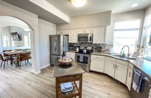 Gleneagle House | Falcon's Nest | hot tub/games/mins to USAFA&hiking