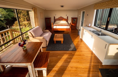 Rangiwahia Cabin | FALCONS VIEW: Spacious Studio with Breathtaking Views