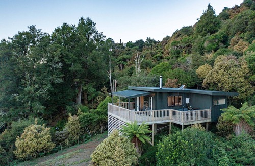 Rangiwahia Cabin | FALCONS VIEW: Spacious Studio with Breathtaking Views