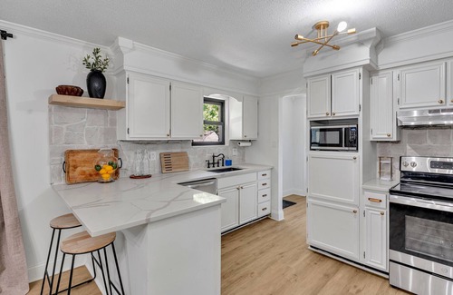 Inglefield House | Fall Bliss: Charming 3BR Home with Sauna & Hot Tub