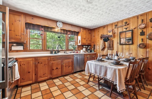 Gilford House | Fall Foliage to explore on the Wagner Ranch Land Huge Outdoor Spaces Pets Allowed Prime Hiking Location