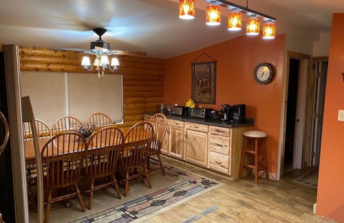 Confluence Apartment | Fall Getaway Camp Sideways Sleeps 6 · 3BR 1BA · Hot Tub Fire Pit Grill Fireplace