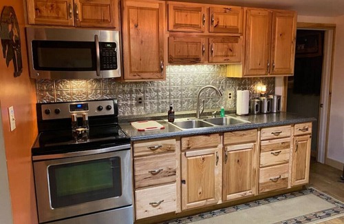 Confluence Apartment | Fall Getaway Camp Sideways Sleeps 6 · 3BR 1BA · Hot Tub Fire Pit Grill Fireplace