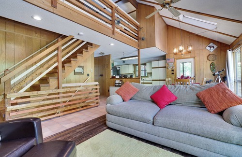 Lake Ariel Ski Chalet | FALL HIDEOUT COTTAGE+2 FIRE PITS+FIREPLACE+SPACIOUS SLEEPS 13+SMART TVs+BIKES