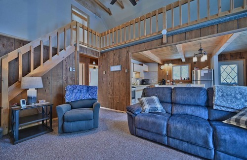Lake Ariel House | Fall into Comfort! Perfect Home in The Hideout, walk to Marina scenic lake views