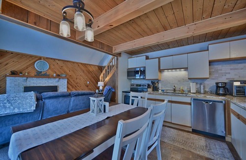 Lake Ariel House | Fall into Comfort! Perfect Home in The Hideout, walk to Marina scenic lake views
