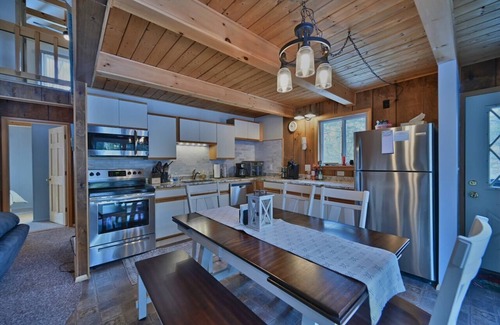 Lake Ariel House | Fall into Comfort! Perfect Home in The Hideout, walk to Marina scenic lake views