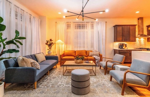 Hadley - Washington House | Fall rooftop decks, karaoke garage, skyline views near Broadway Nashville