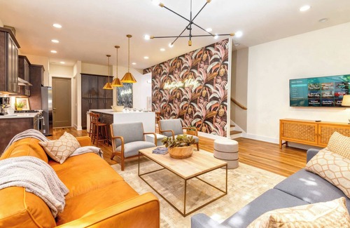 Hadley - Washington House | Fall rooftop decks, karaoke garage, skyline views near Broadway Nashville