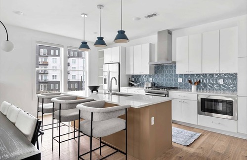 Talbot's Corner House | Fall rooftop fire pit, skyline views, private garage near Broadway