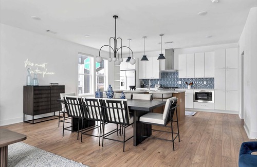 Talbot's Corner House | Fall rooftop fire pit, skyline views, private garage near Broadway