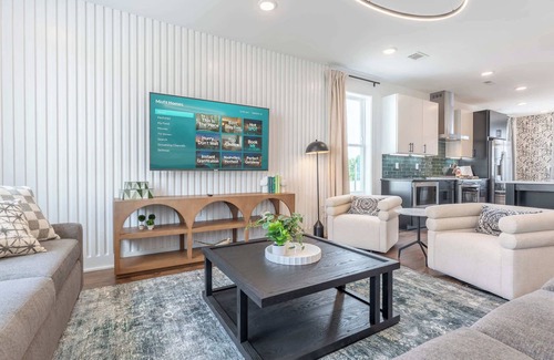 Talbot's Corner House | Fall rooftop fire pit, city views, private parking near Broadway