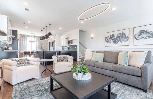 Talbot's Corner House | Fall rooftop fire pit, city views, private parking near Broadway