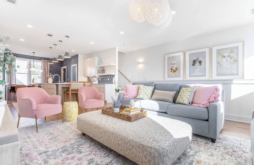 Talbot's Corner House | Fall rooftop hot tub, skyline views, private garage near Broadway