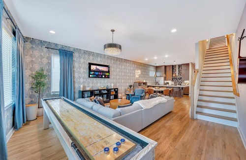 Nashville House | Fall rooftops, game rooms, BBQs, skyline views near Broadway & Nissan Stadium