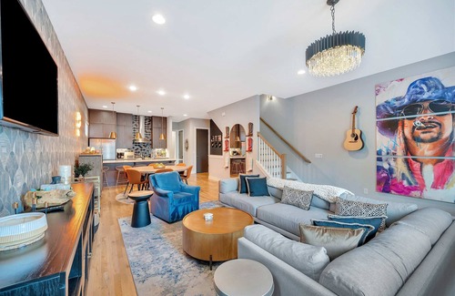 Nashville House | Fall rooftops, game rooms, BBQs, skyline views near Broadway & Nissan Stadium