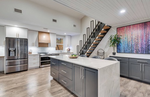 Carolyn Estates House | FALL SPECIAL Luxury2 homes on lake Pool,Golf, Poker Rm,Hot Tub,Boat,6tvfootball