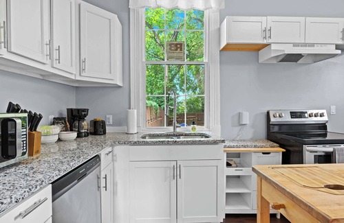 Smoketown Jackson House | Fam & Business Stay | Cozy Home in Prime Location!