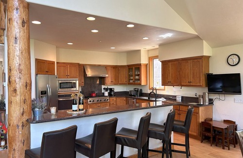 Breckenridge House | Families & Gatherings - Hot Tub, huge views, on Blue River, activities for all!