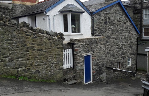 Barmouth House | Family and pet friendly 1711 stone built cottage in town centre. Close to beach
