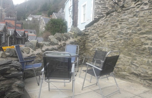 Barmouth House | Family and pet friendly 1711 stone built cottage in town centre. Close to beach