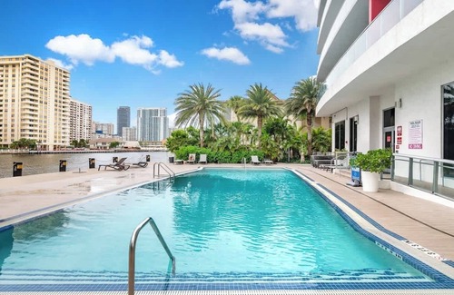 Hallandale Beach Apartment | Family Beachwalk Studio- 29th floor