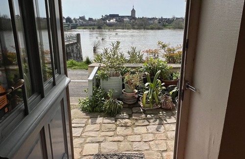 Saint-Denis-de-l'Hotel Cottage | Family cottage with terrace and Loire views