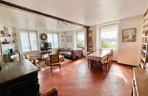 Saint-Denis-de-l'Hotel Cottage | Family cottage with terrace and Loire views