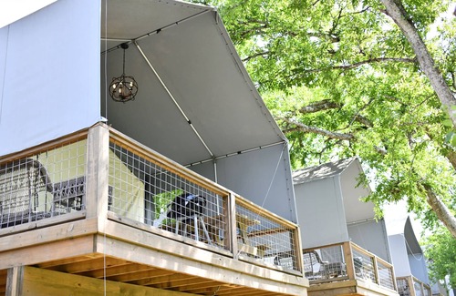 Sutherland Springs Cabin | Family Cabin on creek with 2 queen beds, 2 twin beds, full kitchen & more! RC24