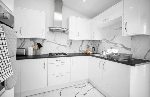 Bilston House | Family Contractors 3 bed house free parking sleeps7