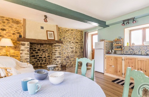 Savigny-le-Vieux Cottage | Family cottage with garden, pets allowed