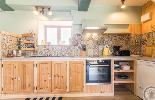 Savigny-le-Vieux Cottage | Family cottage with garden, pets allowed