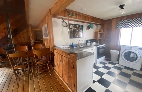 Emigrant Cabin | Family/dog-friendly cabin, heart of Paradise Valley, 30 min north of Yellowstone