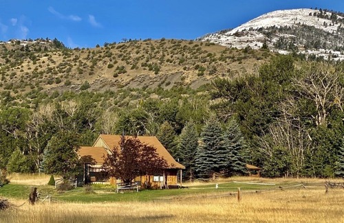 Emigrant Cabin | Family/dog-friendly cabin, heart of Paradise Valley, 30 min north of Yellowstone