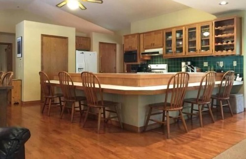 Glacier House | Family Dream Cabin with Hot Tub, Sauna and WI-FI