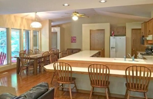 Glacier House | Family Dream Cabin with Hot Tub, Sauna and WI-FI