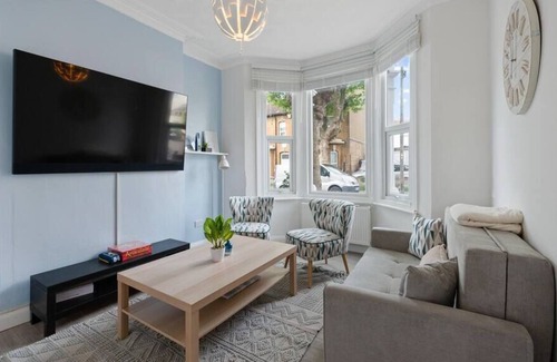 Southend-on-Sea House | Family Friendly 3BR w/ Game Room,Garden and Hot Tub!