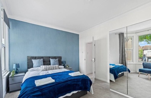 Southend-on-Sea House | Family Friendly 3BR w/ Game Room,Garden and Hot Tub!